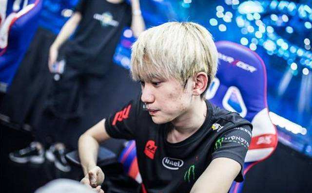 曼联通过稳 曼联通过稳